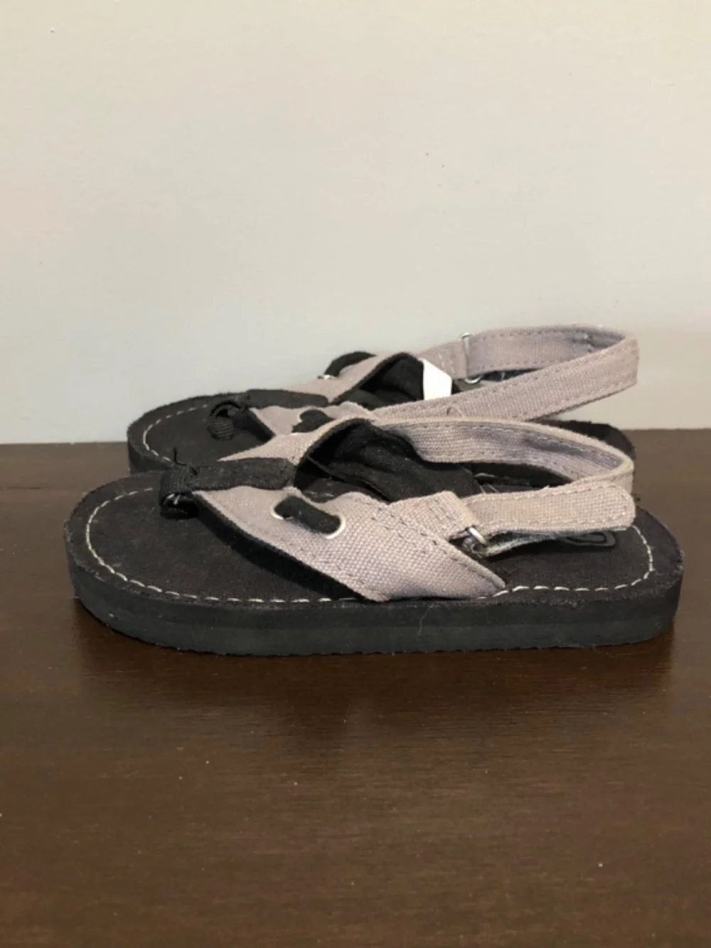 Children's Place Black Gray Baby Boy Flip Flop Sandals Sz 8-9 Minimalist Beach